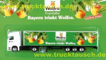 Wolfra Fruchtsäfte Bayern trinkt Wolfra, mit Äpfeln