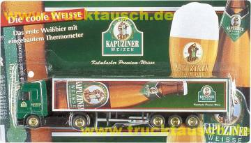 Kapuziner Weizen (Kulmbach) mit schräger Flasche und Logo
