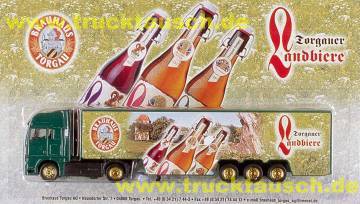 Torgauer Landbiere, mit 3 schrägen Bügelflaschen und Logo vor Landschaft