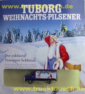 Tuborg Weihnachts-Pilsener (2002), mit Glas, Flasche und Weihnachtsmann vor Winterwald
