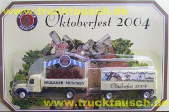 Paulaner Oktoberfest 2004, 1/3, 3 Männer, LKW: Fässer und Werbeschild, Hänger: Plane