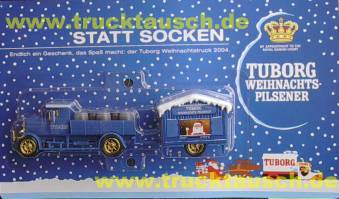 Tuborg Weihnachtspils (2004), mit Fässern und Verkaufsbude mit Schnee